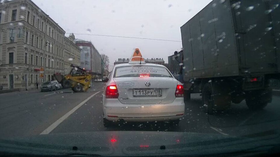 Бешеный погрузчик "станцевал" у Мариинского театра в Санкт-Петербурге