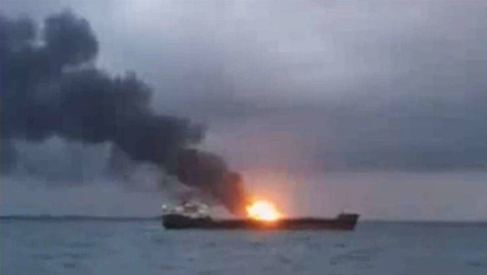 Два судна загорелись в Керченском проливе, погибли 11 человек