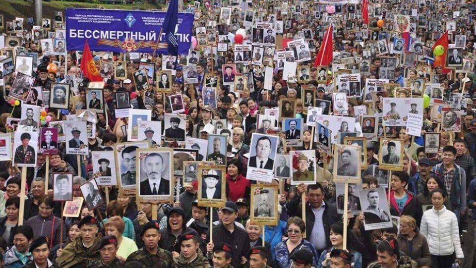 В Кыргызстане журналистам запретили снимать Жээнбекова на шествии "Бессмертного полка"