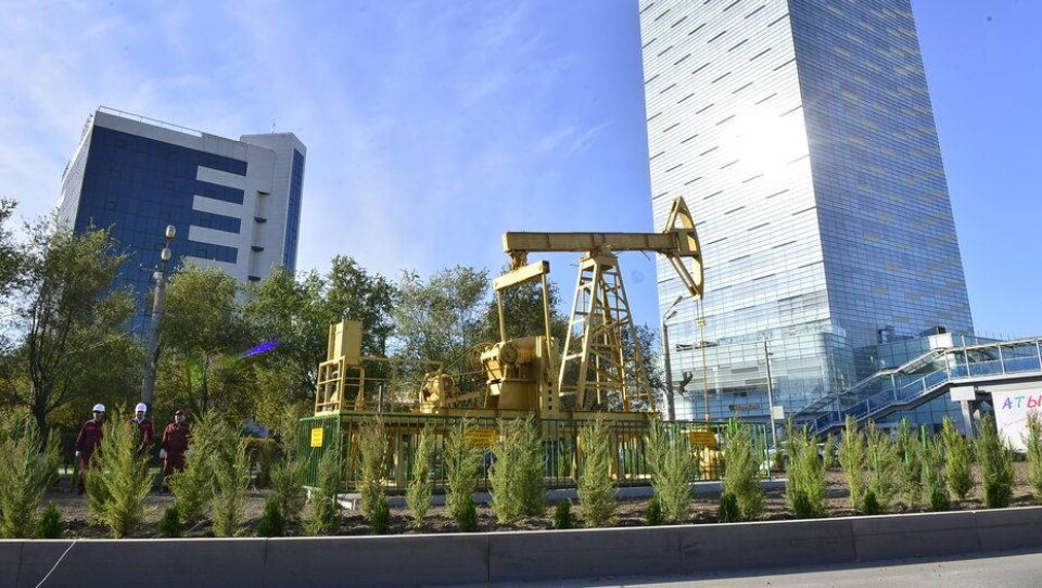 В центре Атырау установили нефтяную качалку