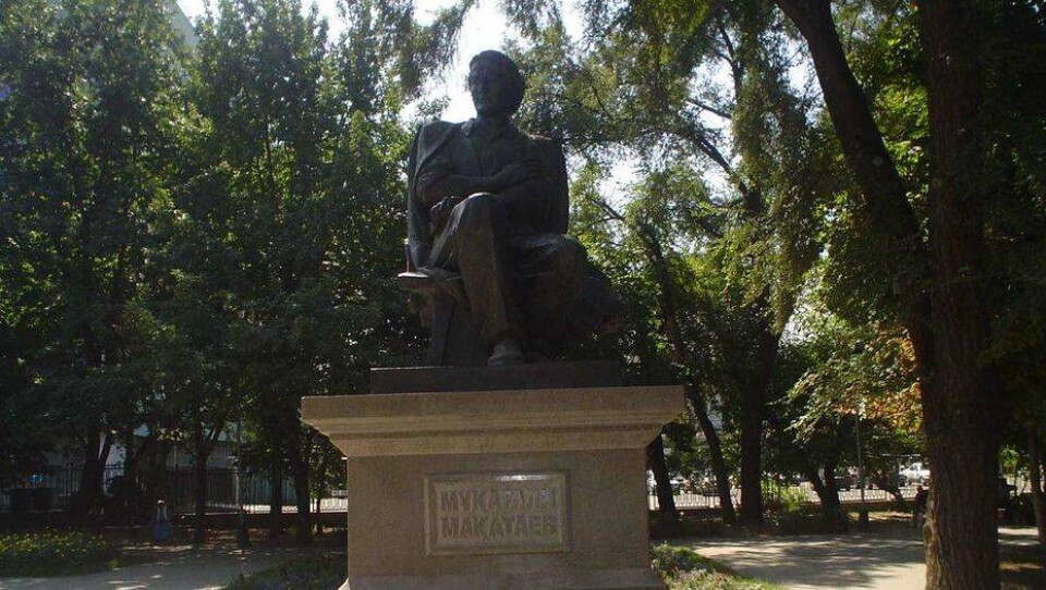Вандалы осквернили памятник Мукагали Макатаеву в Алматы