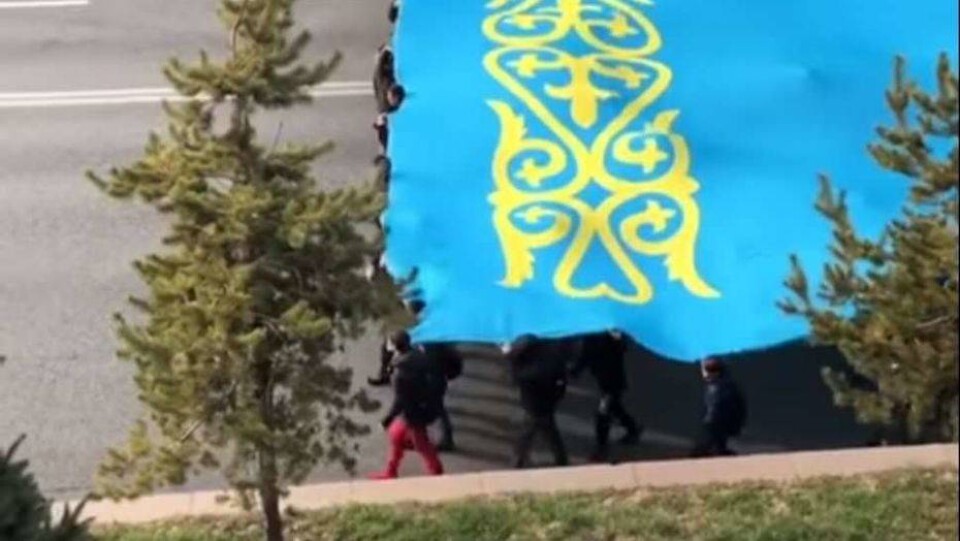 Алматинцы устроили флешмоб на проспекте Назарбаева