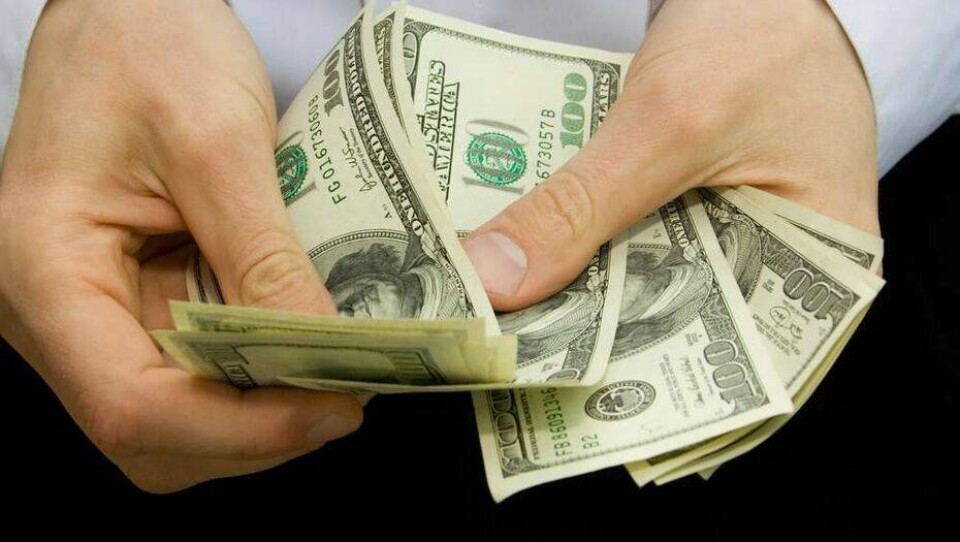 Доллар подешевел на бирже ещё на 2 тенге, с начала апреля – на 35 тенге
