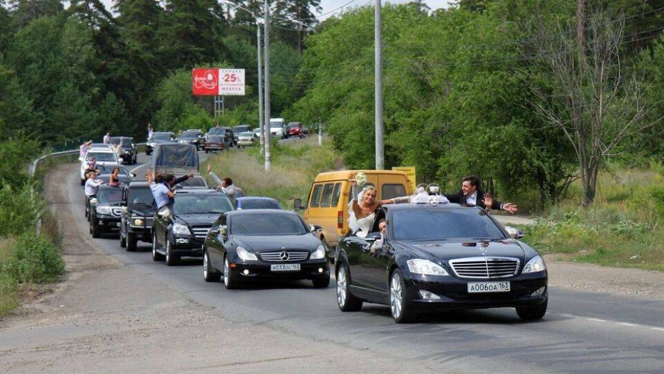 Видео свадебного кортежа с грубыми нарушения ПДД сняли в Алматинской области