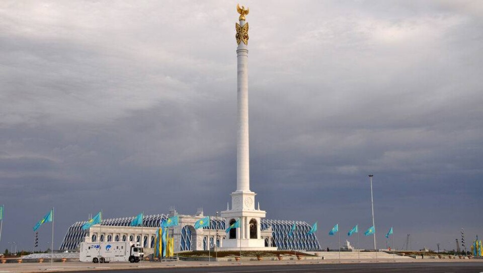 Стирать надписи с монумента "Қазақ елі" в Астане будут альпинисты