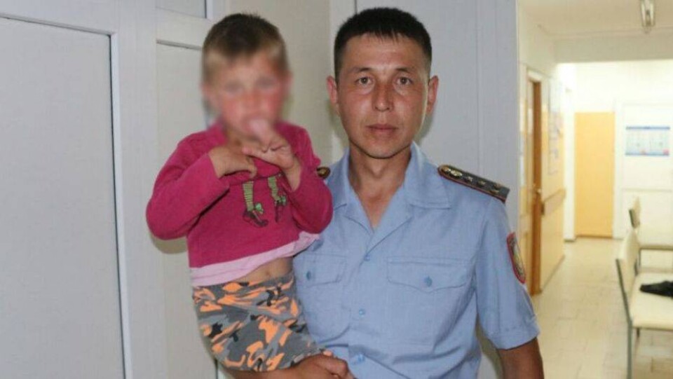 В ВКО спустя сутки нашли потерявшуюся в камышах трёхлетнюю девочку