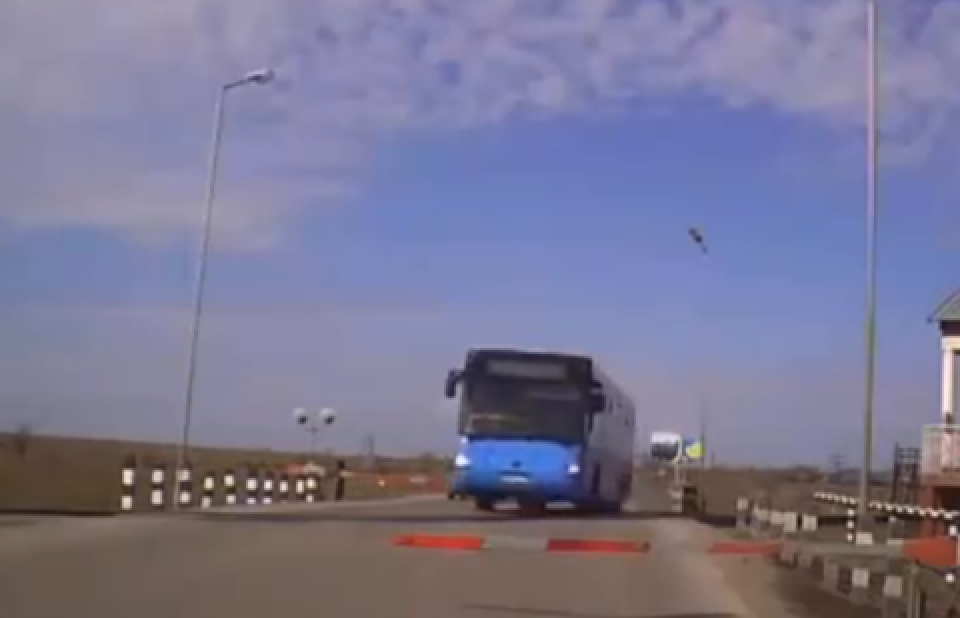 В Караганде ищут водителя автобуса, который проскочил через ж/д переезд