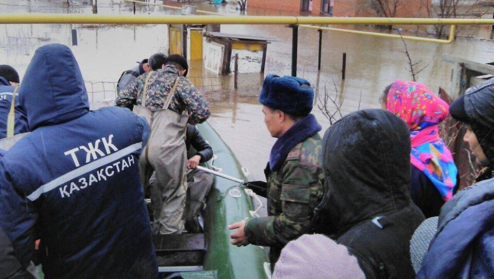 Более 300 человек эвакуировали на лодках в Актобе из-за паводков