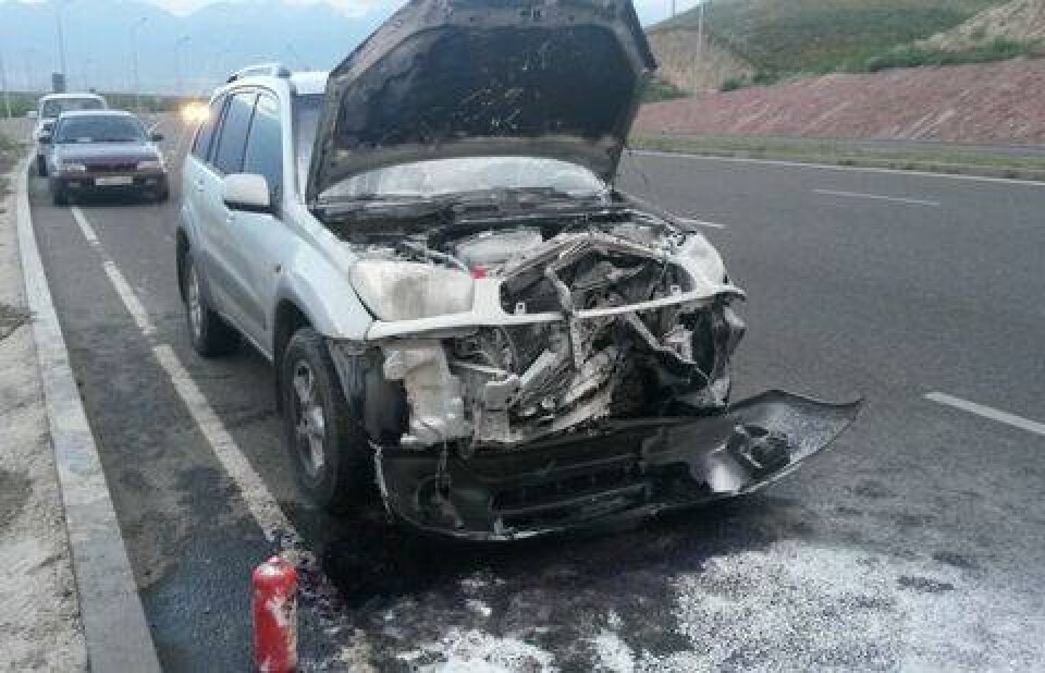 В Алматы вылетевшая из-под колёс крышка люка серьёзно повредила проезжавшее авто