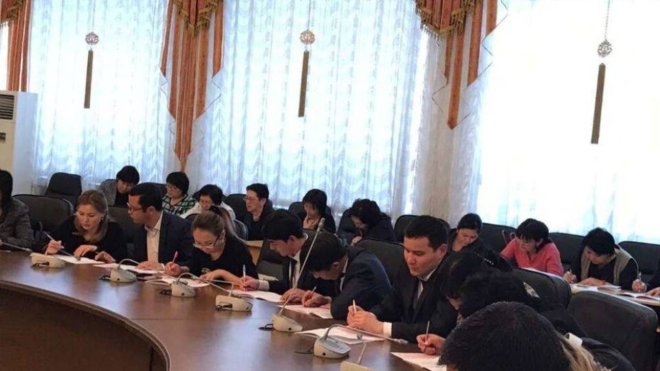 Более 400 госслужащих не смогли подтвердить уровень владения казахским языком