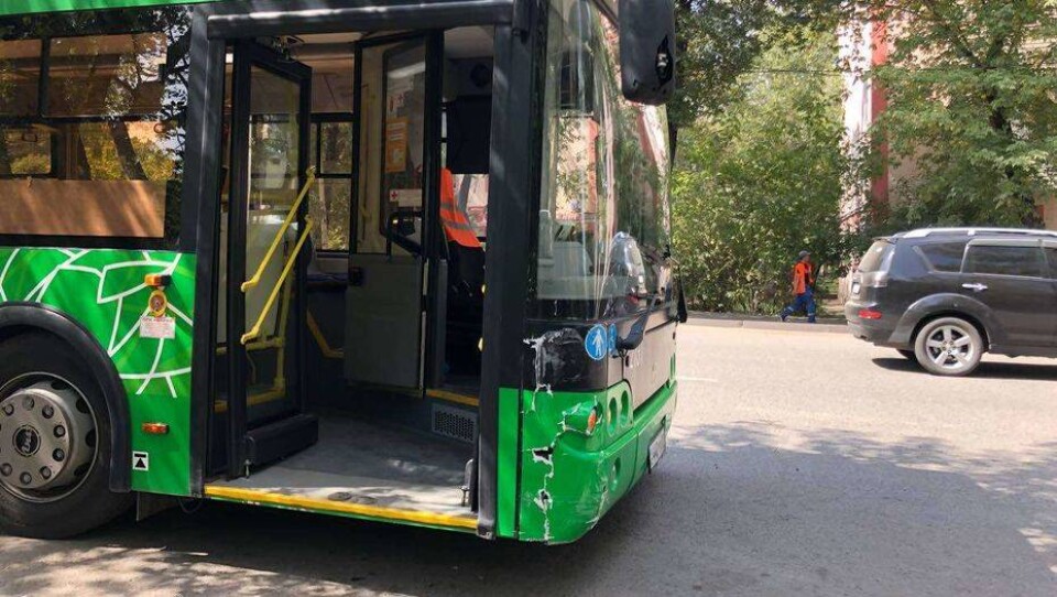 В Алматы на пересечении Тимирязева - Байзакова внедорожник врезался в автобус с пассажирами