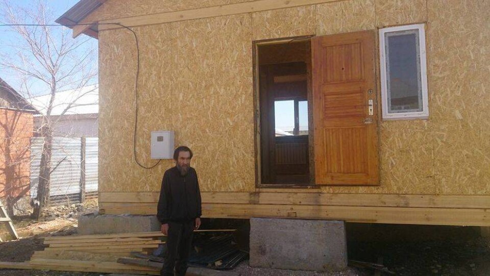Волонтёры за год построили бродяге дом в Астане