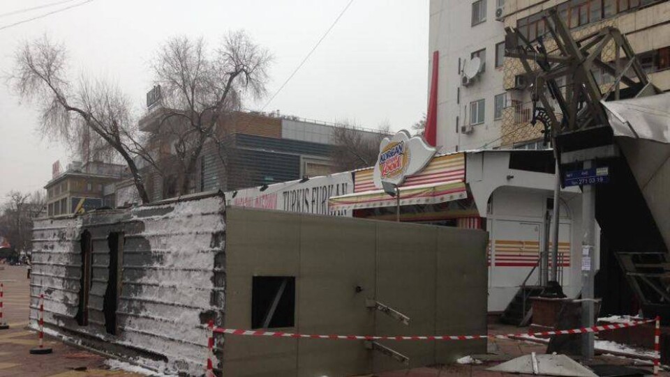 Владелец демонтированного экрана в Алматы обратился в полицию