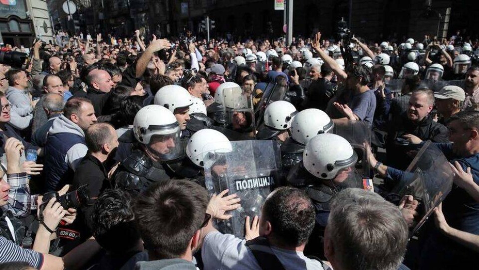 В Белграде протестующие прорвали оцепление у дворца президента