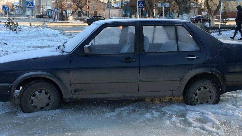 Автомобиль вмёрз в лёд после прорыва водопровода в Костанае