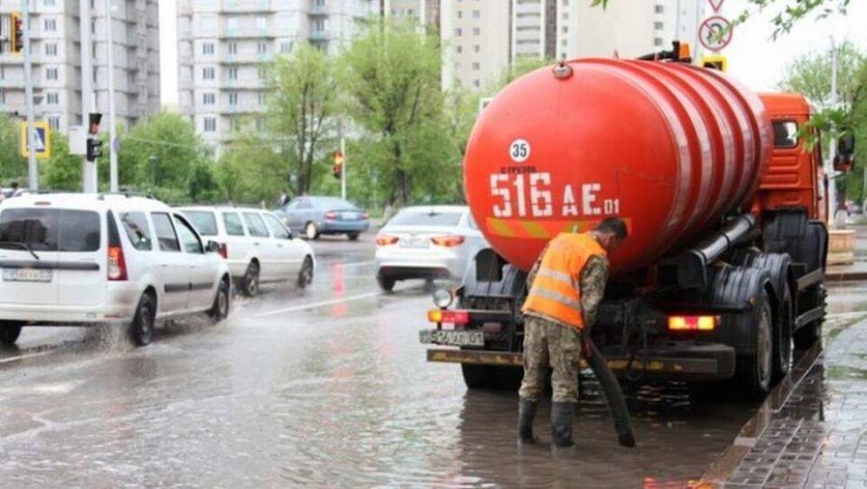 Последствия проливного дождя в Астане устраняют более сотни спецмашин