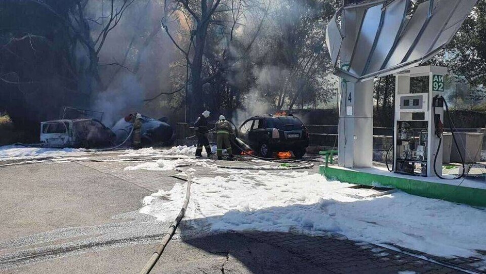 В Есике внедорожник врезался в АЗС. Произошёл взрыв, водитель в тяжёлом состоянии госпитализирован