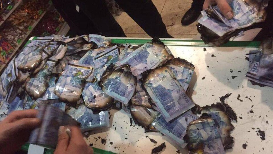 Взламывая банкомат горелкой, грабители сожгли почти 5 миллионов тенге