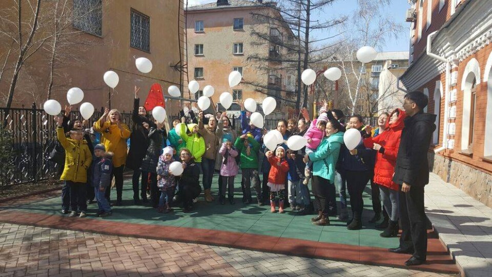 Белые шары в небе над Усть-Каменогорском привлекли внимание к детям с аутизмом