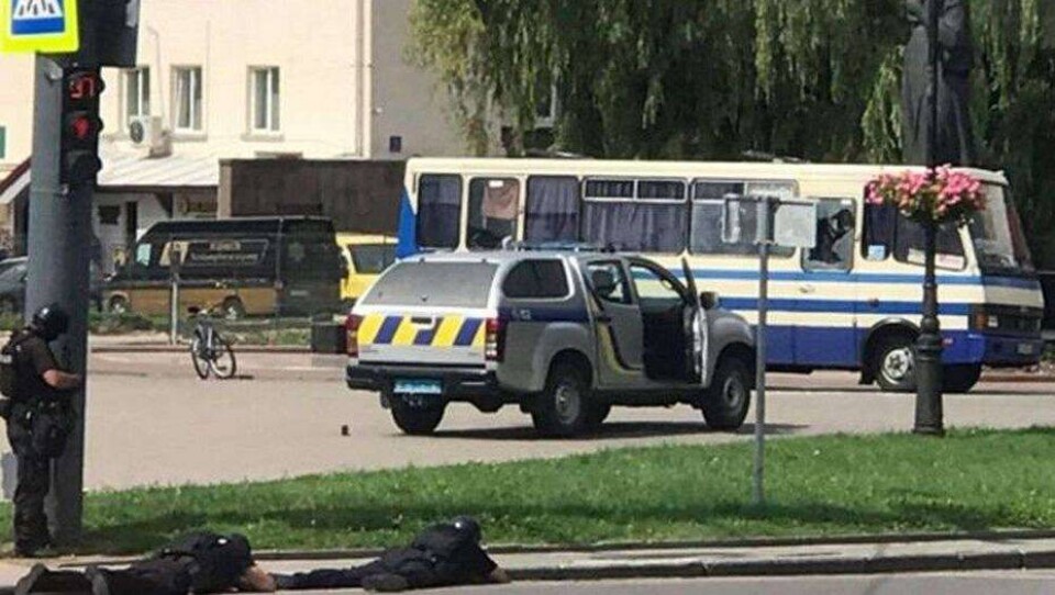 12 часов террорист удерживал заложников в автобусе в украинском Луцке. Зеленский выполнил его требования