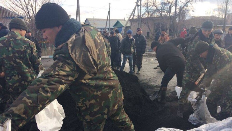 Психологи оказывают помощь жителям затопленного Атбасара