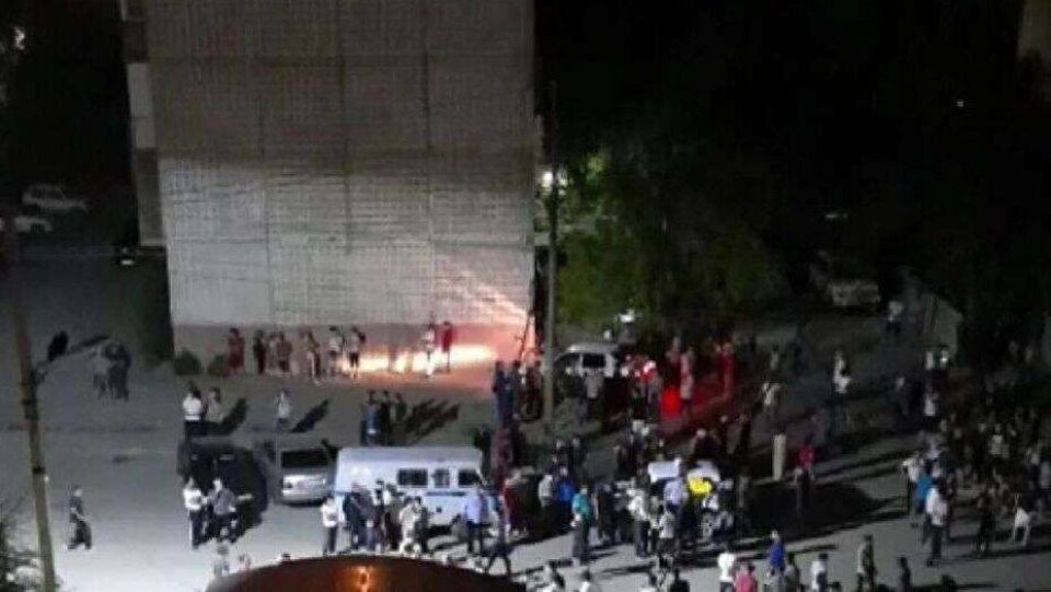За хулиганство в Сатпаеве задержали 15 человек. Полиция опубликовала видеохронику событий 24 июля