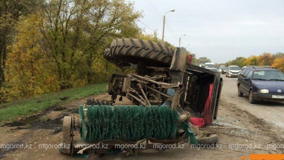 В Уральске пассажирский автобус на полном ходу снёс трактор