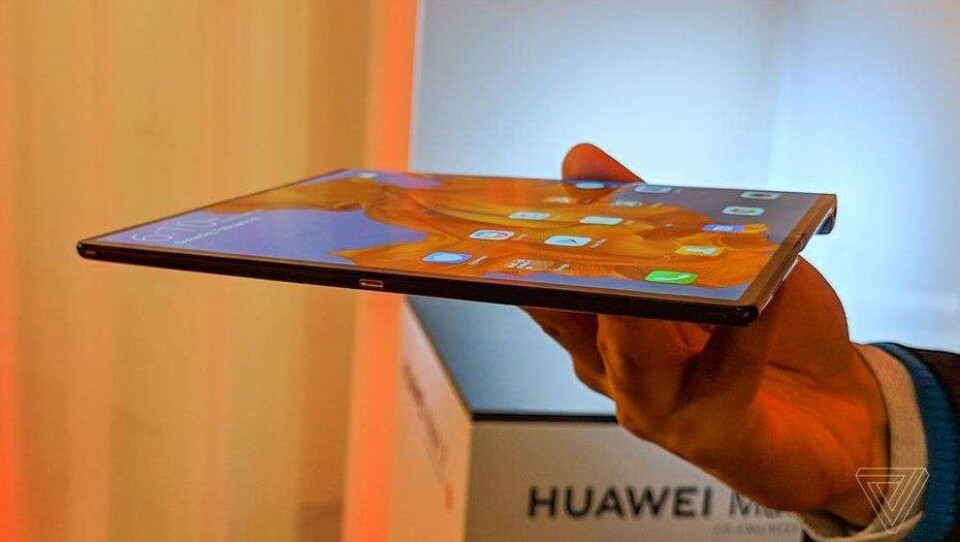 Huawei представила складной смартфон с большим экраном