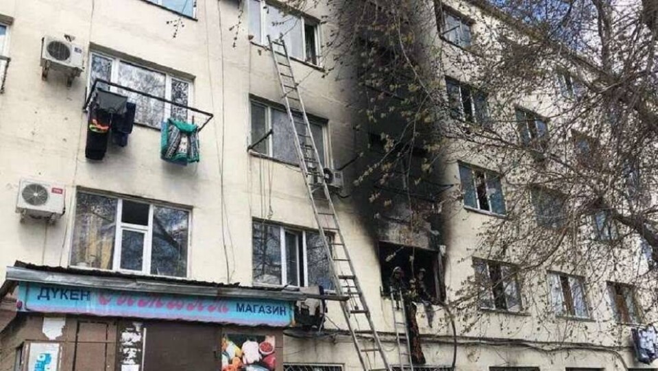 В Нур-Султане жильцы общежития остались без воды и электричества после пожара 