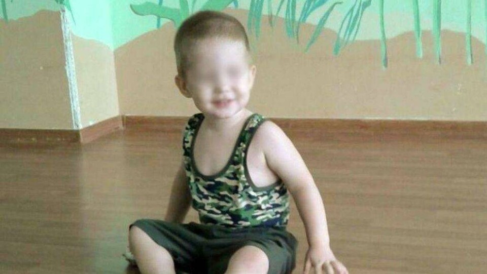 Найденный на улице в Алматы малыш оказался братом детей, обнаруженных мёртвыми в холодильнике