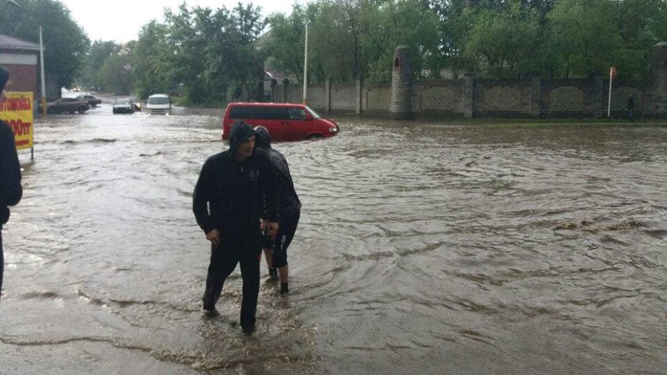 В Костанае ливень затопил улицы, а сильный ветер повредил крыши домов