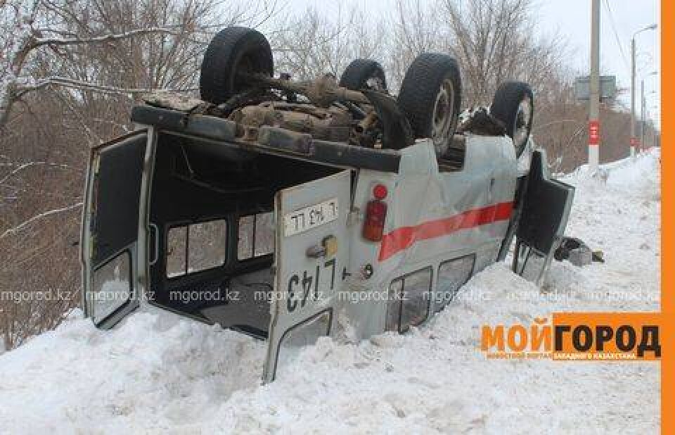 Машина скорой помощи опрокинулась в Уральске