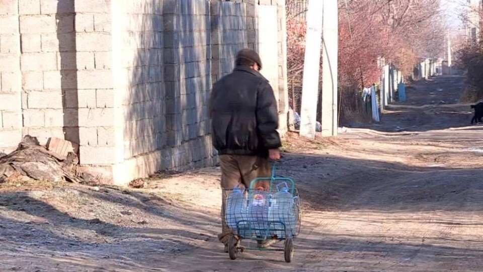Жители Шымкента часами стоят в очереди за водой 