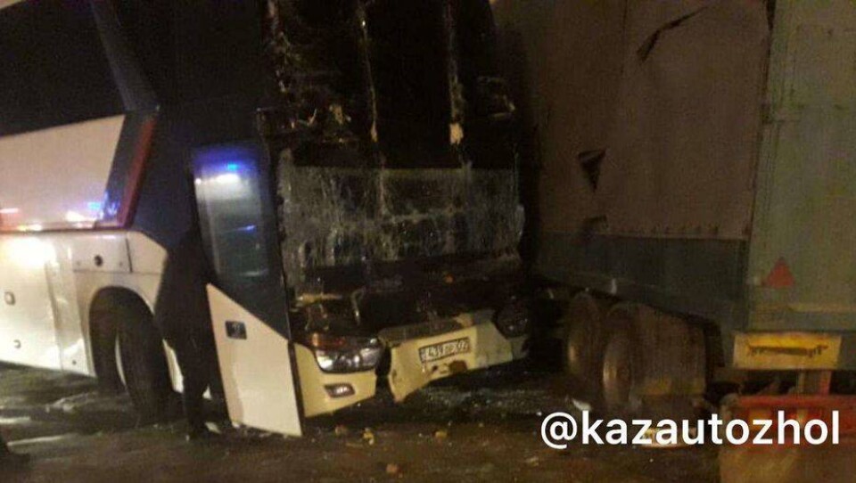 На трассе в Жамбылской области столкнулись КамАЗ, минивэн и два автобуса с пассажирами