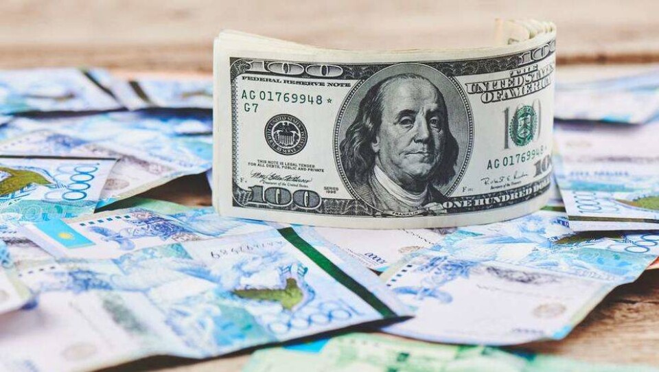 Курс доллара на бирже опустился ниже 440 тенге 