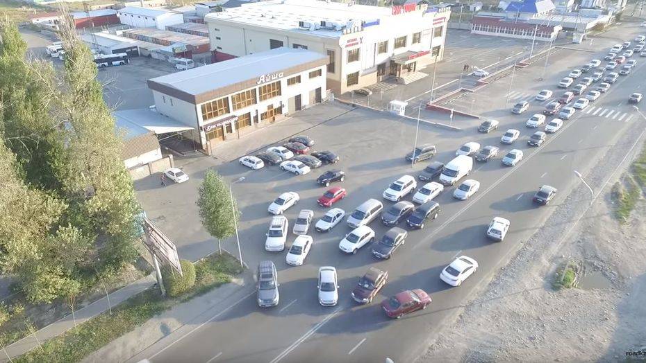 Автомобильное безумие на въезде в Алматы наглядно показали с коптера