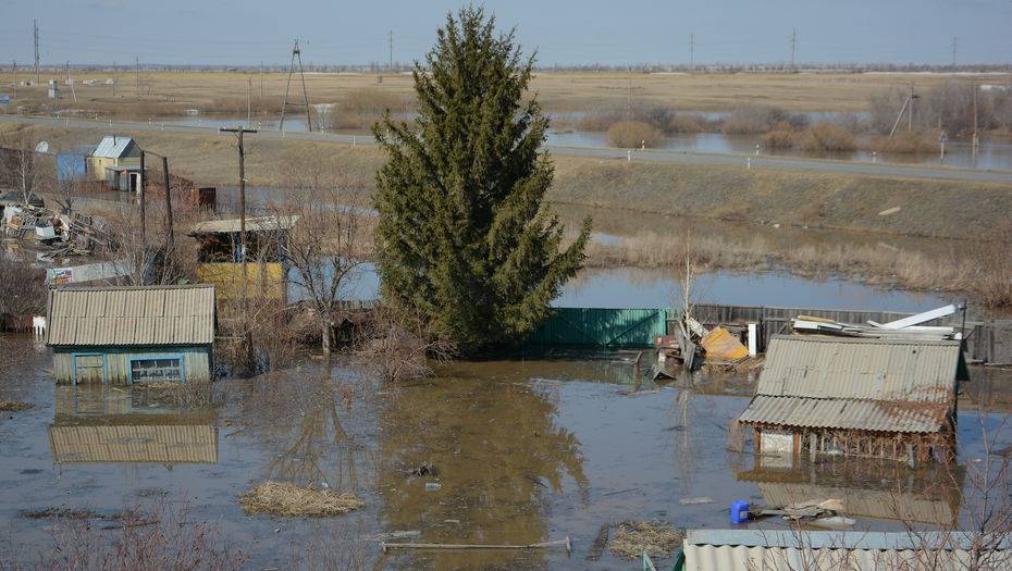 Большая вода пришла: фотореп о казахстанцах, терпящих бедствие в разных уголках страны