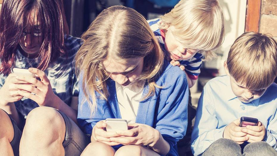 Прокуроры Павлодарской области хотят запретить младшеклассникам пользоваться смартфонами