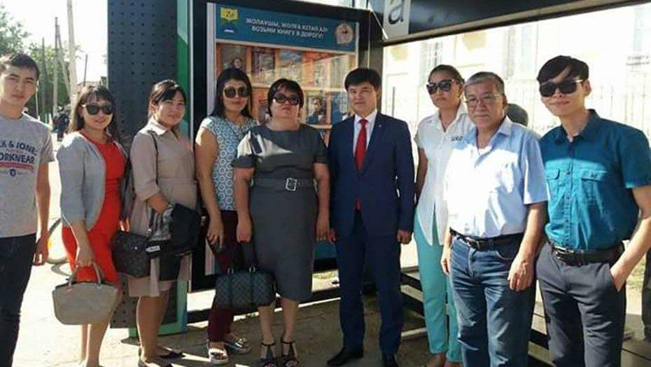 В Уральске на остановках появились бесплатные электронные книги
