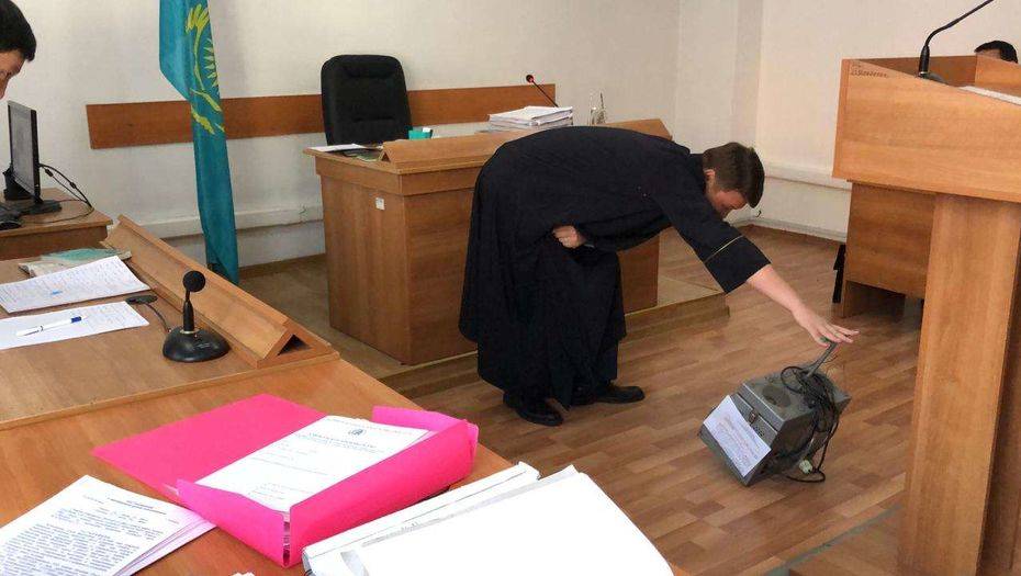 Аппарат для липосакции 70-х годов показали в суде по делу пластического хирурга в Алматы