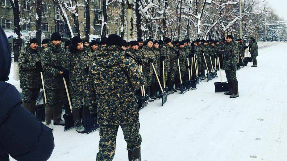 Около 10 000 человек очищают Алматы от снега