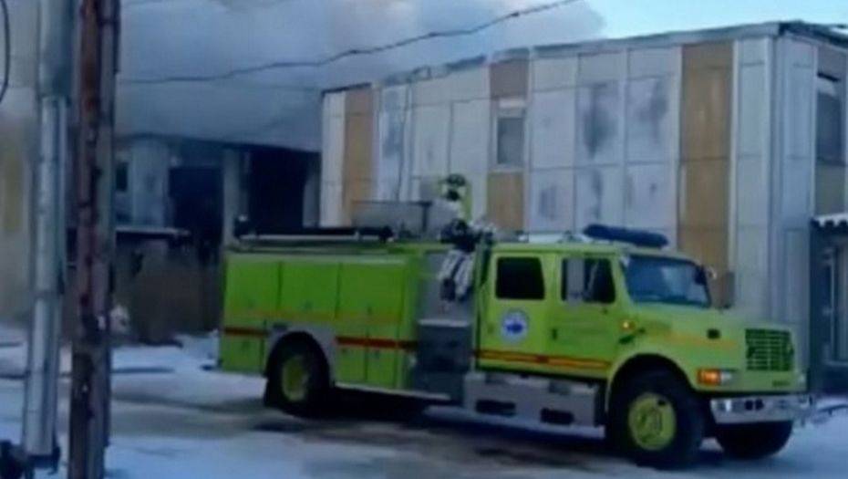 Жильцы горящего в Тенгизе общежития выпрыгивали из окон