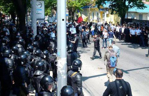 В Кишинёве гей-парад столкнулся с православным митингом