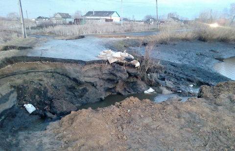 В селе Соколовка СКО из-за паводка обрушилась дорога