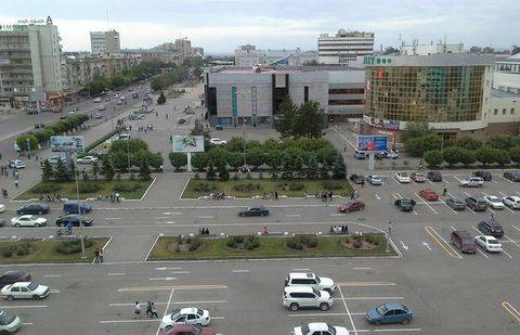 В Караганде экстренные службы оцепили площадь перед ЦУМом