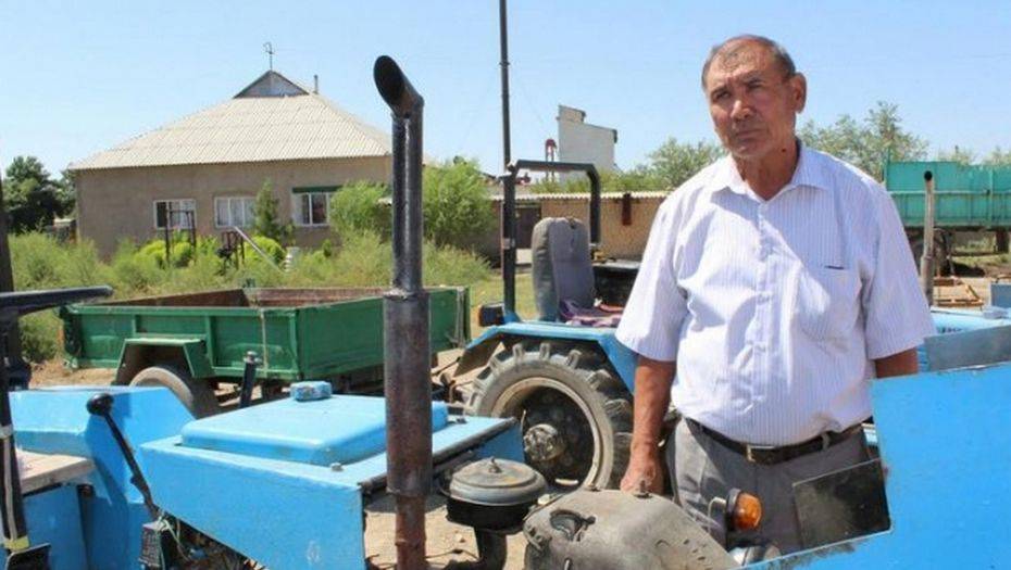 Из развалившихся "Жигулей" и "Москвича" пенсионер из ЮКО собрал трактор