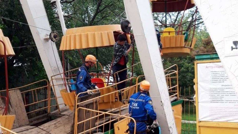 В Уральске остановилось колесо обозрения. Спасатели сняли с высоты 18 человек