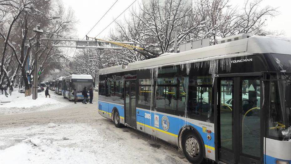 На перекрёстке в Алматы застряли 50 троллейбусов