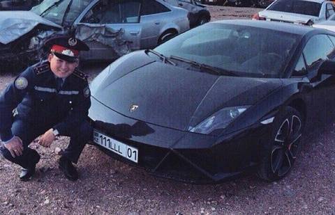 Полицейский сфотографировался с Lamborghini Кайрата Жамалиева