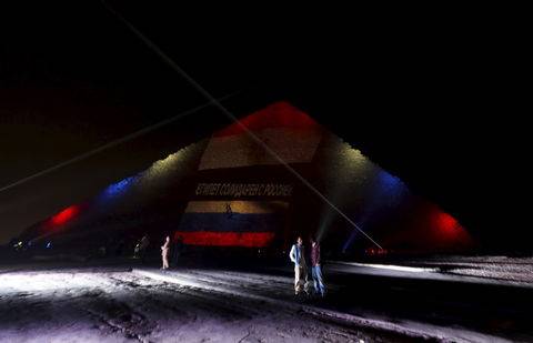 Пирамида Хеопса окрасилась в цвета флагов стран, пострадавших от недавних терактов